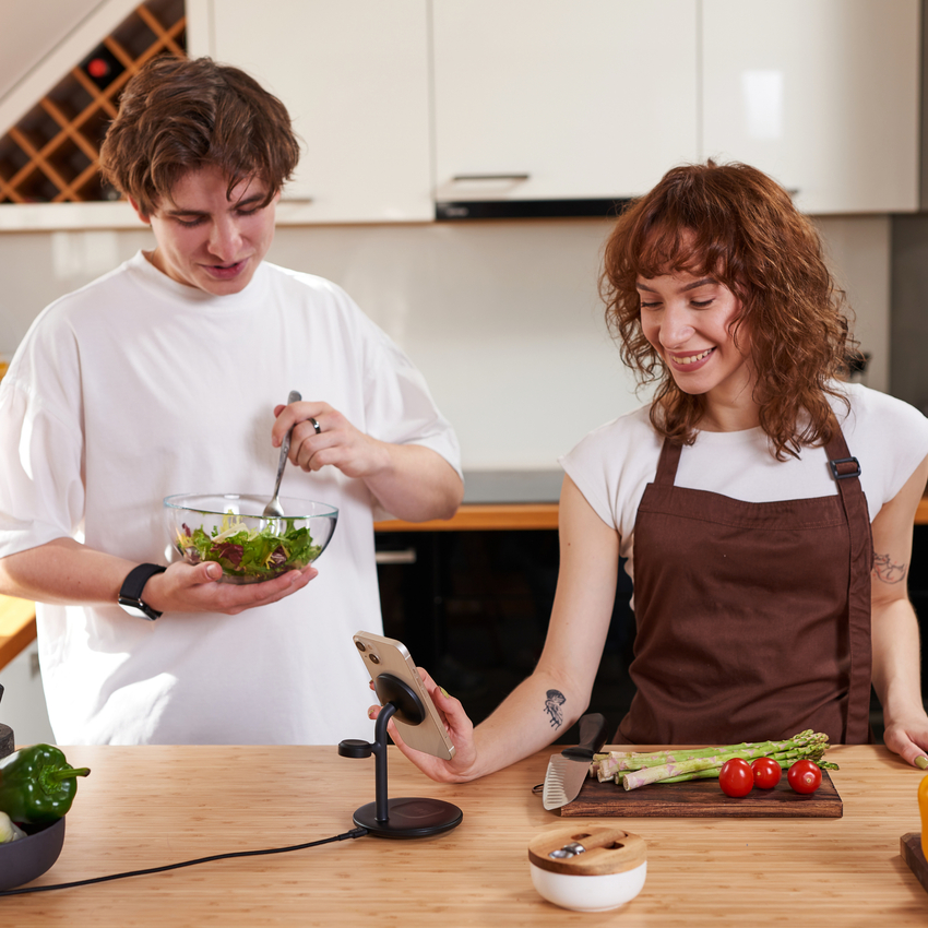 Greencell MagScape Inductive polnilec Stand 3-in-1 MagSafe za iPhone, Apple Watch, AirPods and other wireless headtelefoni (MSST-GC-3IN1-B)